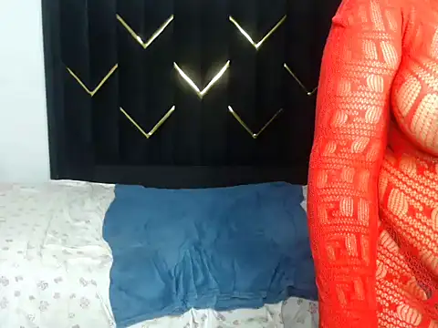 GrippingHoneyBunny live cam on StripChat