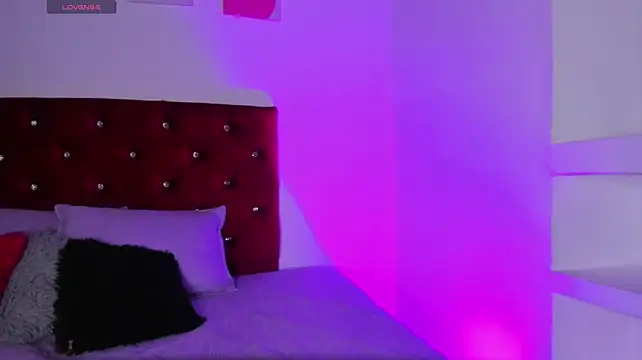 kittymonroe1 live cam on StripChat