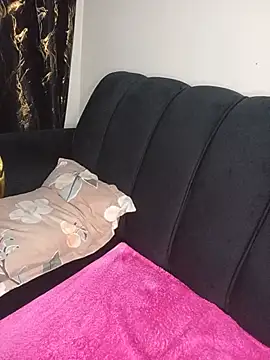 Lilshawrie21 live cam on StripChat