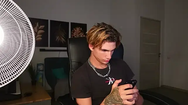 denis_wu (M twink) - IM JUST STARTING SHOW LOVE!!!!!:))))