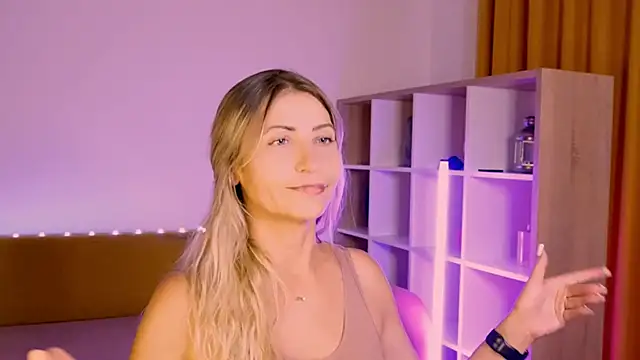 ZoeGrant live cam on StripChat