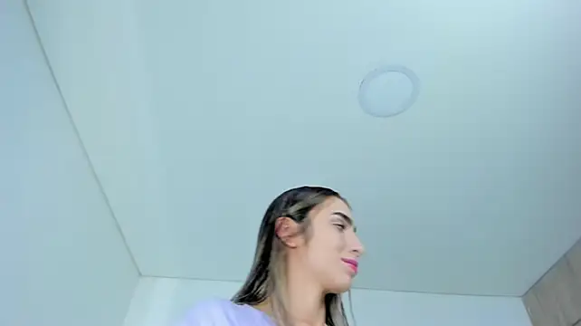 im_sarah34 live cam on StripChat