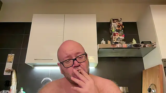 theitalianbear live cam on StripChat