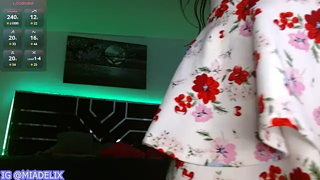 -MiaKitty- live cam on StripChat