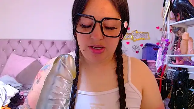 lanaqueen699 live cam on StripChat