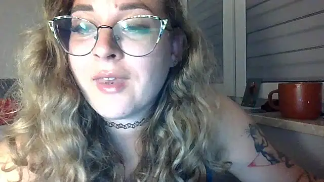 LucyTease live cam on StripChat