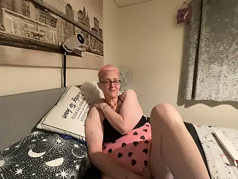 Curvy-Jinx live cam on StripChat