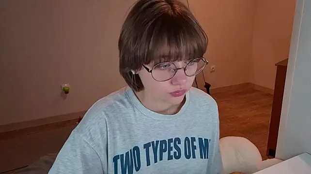 exitedtroth (F teen) - Little peek into my clevage