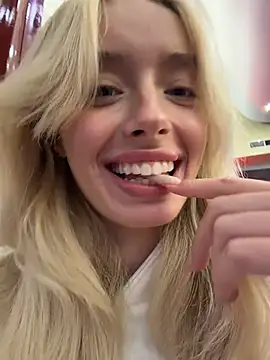pollydolly (F teen) - SHOW NAKED ASS+ squeeze BUS