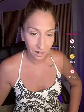 sofiah_ live cam on StripChat
