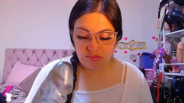 lanaqueen699 live cam on StripChat