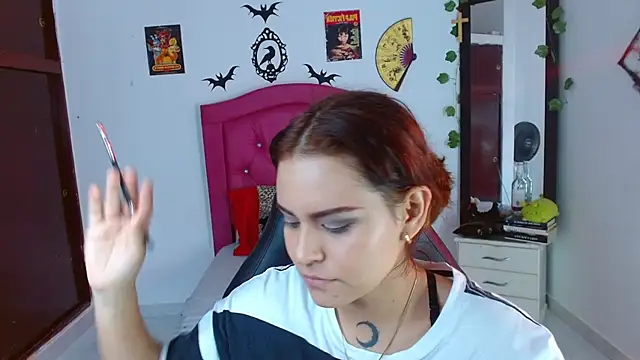 nyx_halfmoon live cam on StripChat