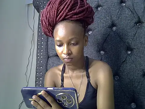 cocolaurah live cam on StripChat