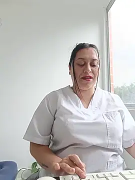 Queen-yessi12 live cam on StripChat