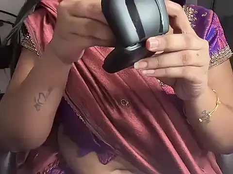 Saranyatelugu9 live cam on StripChat