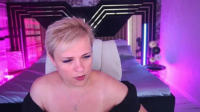 CrystalVibe live cam on StripChat