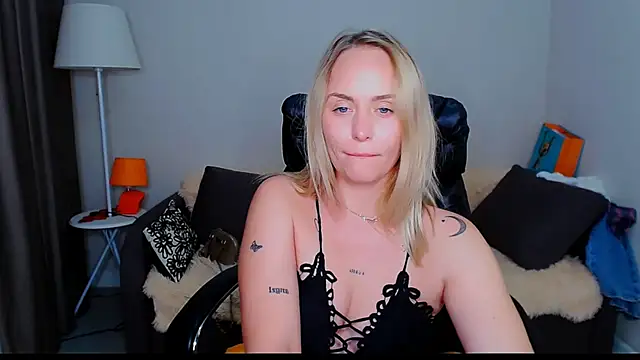 LiluMoon__ live cam on StripChat