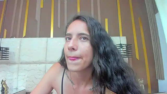 MiaCours live cam on StripChat