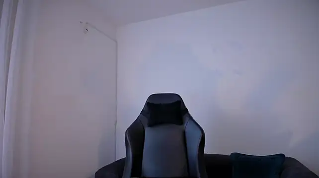 CleoEmberr_ live cam on StripChat