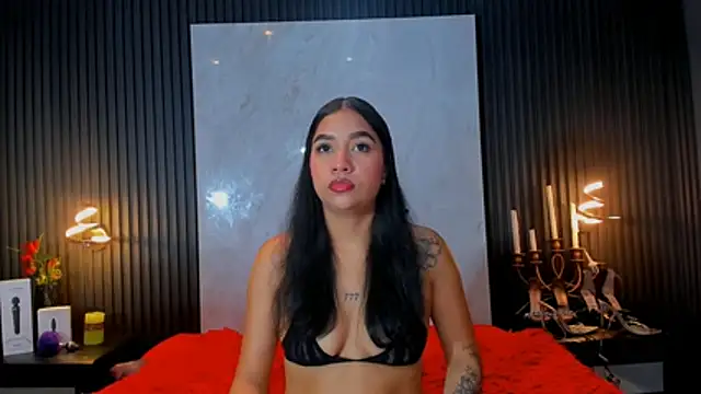 MiaWolton live cam on StripChat