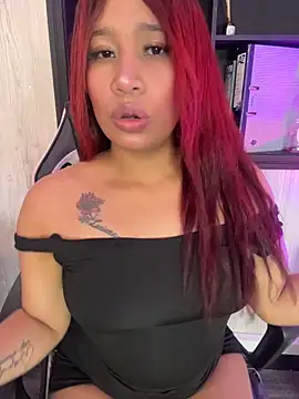 Cherry_Charlottee live cam on StripChat