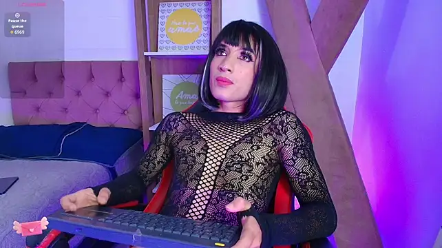Izzy_foxxy live cam on StripChat