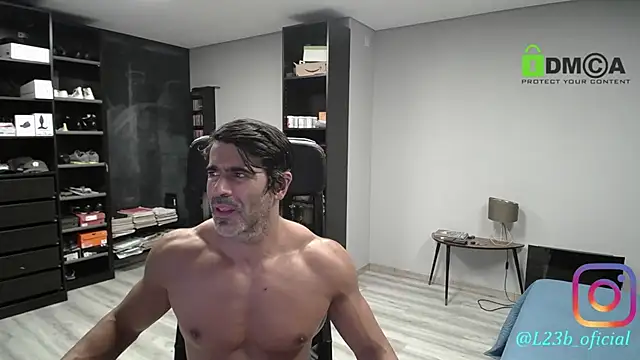 latinoo23bom live cam on StripChat