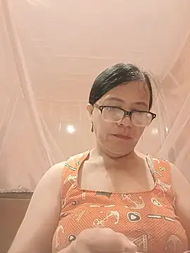Chilly-wet live cam on StripChat