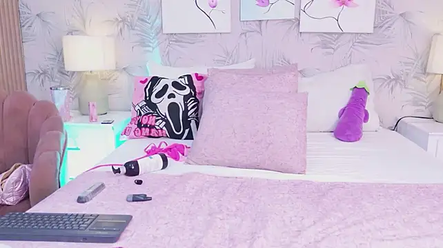MeganRoseh live cam on StripChat