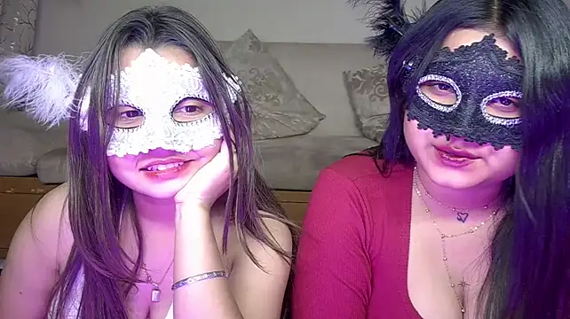 Two_Baddies live cam on StripChat