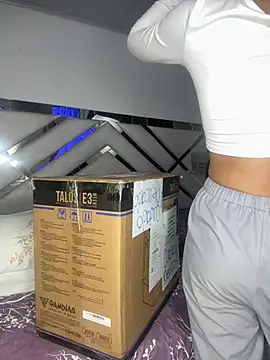 maybelline69 live cam on StripChat