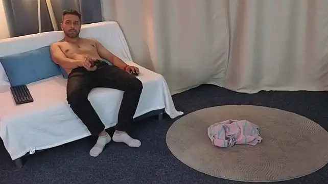 RyannSteel live cam on StripChat