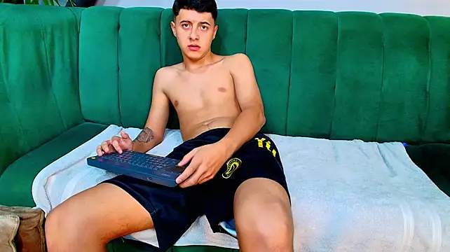 Justin_ortiz live cam on StripChat