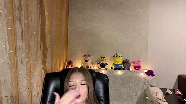 urcutiebunnyy live cam on StripChat
