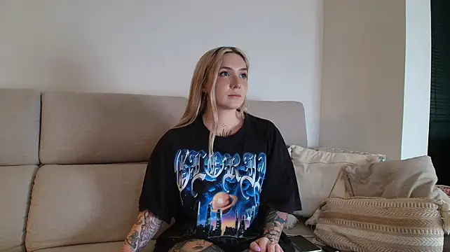 tattoobbgirl live cam on StripChat