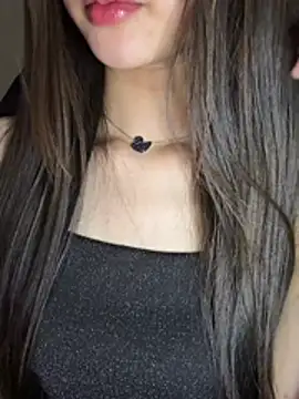 Yiyina_17 live cam on StripChat