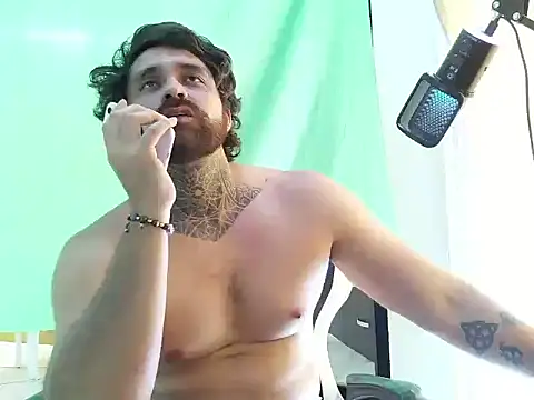 aronmiller404 live cam on StripChat