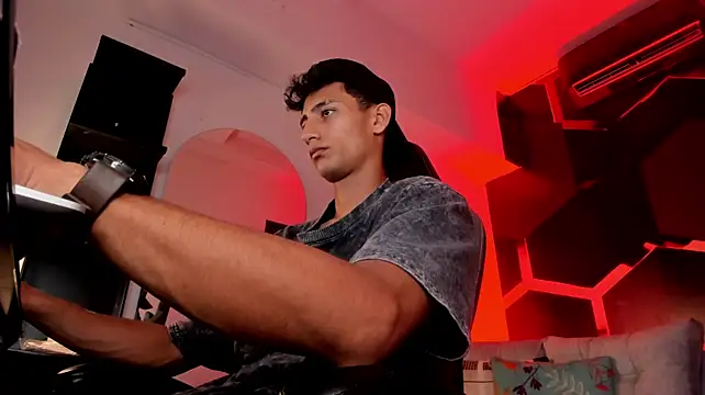 MaxiimoRomano_ live cam on StripChat