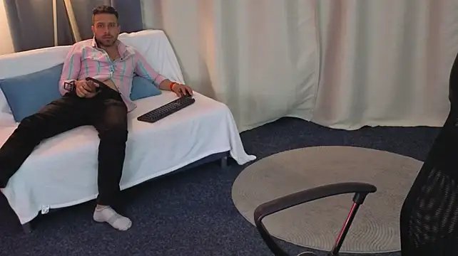RyannSteel live cam on StripChat