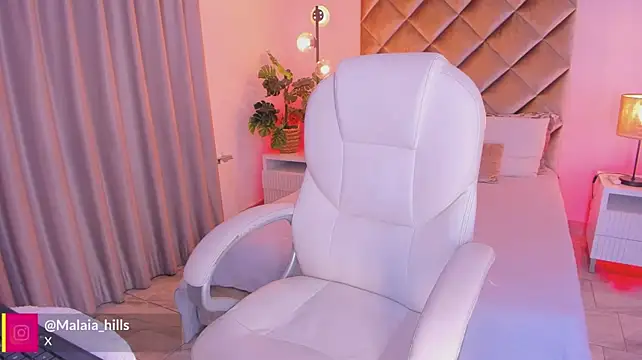 malaia_hills live cam on StripChat