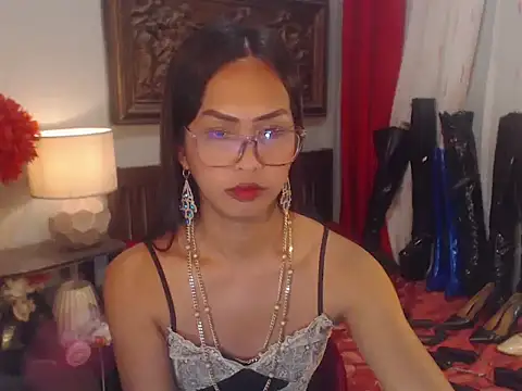 Nathalieheartt live cam on StripChat