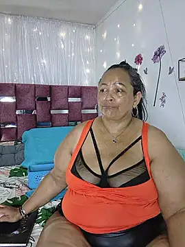 scarletthjhonson- (F milf) - play with my tits