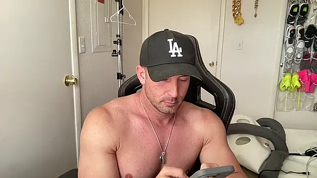 brettmycles28 live cam on StripChat
