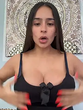 Mau_White live cam on StripChat