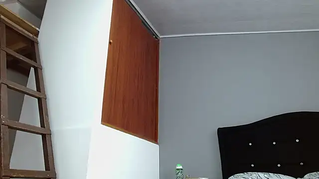 Emilia_1995 live cam on StripChat