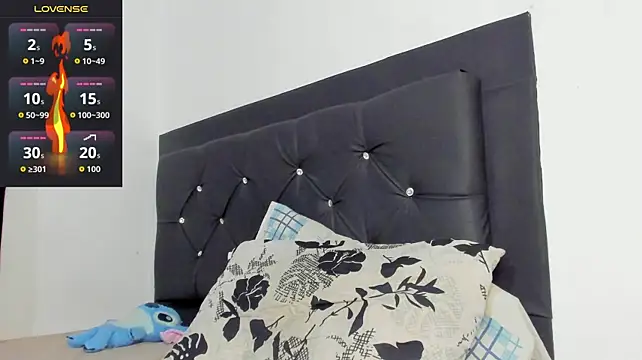 santi_brown live cam on StripChat