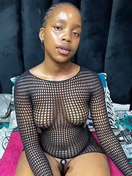 Littlebunny33 live cam on StripChat