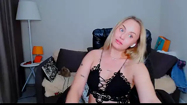 LiluMoon__ live cam on StripChat