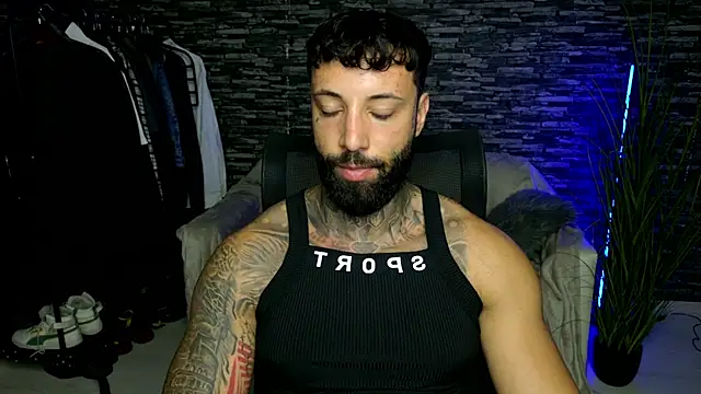 MasculineGuy99 live cam on StripChat