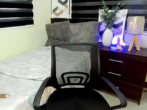 ThanyaBrown live cam on StripChat